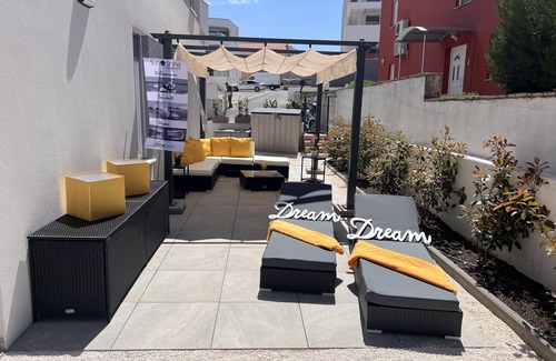 Okrug Gornji Apartment | Sunshine Deluxe 80m2 Apartment With Pool, 50 m2 Garden Lounge and Outdoor Space