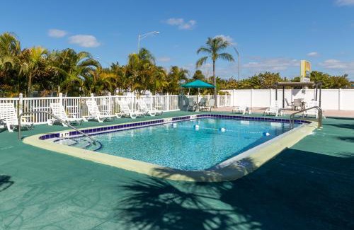 South Venice Hotel | Sunshine Inn & Suites Venice, Florida