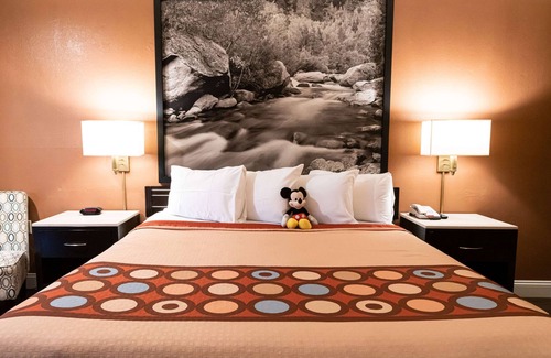 Anaheim Resort Hotel | Super 8 by Wyndham Anaheim/Disneyland Drive