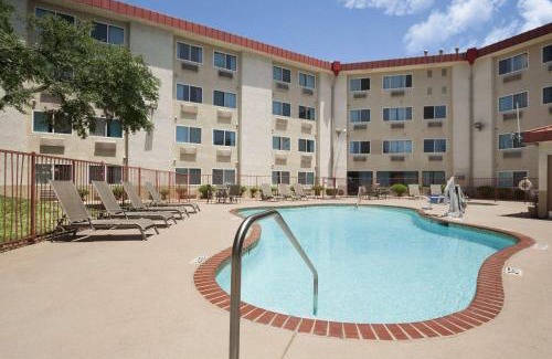Georgian Acres Hotel | Super 8 by Wyndham Austin North/University Area