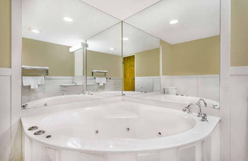 Bentonville Hotel | Super 8 by Wyndham Bentonville