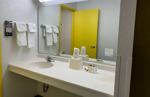 East Bloomington Hotel | Super 8 by Wyndham Bloomington/Airport