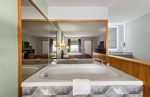 Branson Theater District Hotel | Super 8 by Wyndham Branson/Shepherd of the Hills Exwy