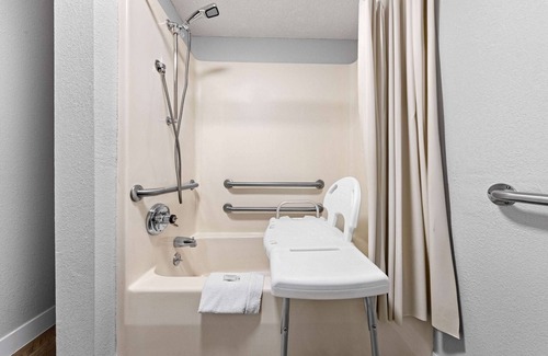 Branson Theater District Hotel | Super 8 by Wyndham Branson/Shepherd of the Hills Exwy
