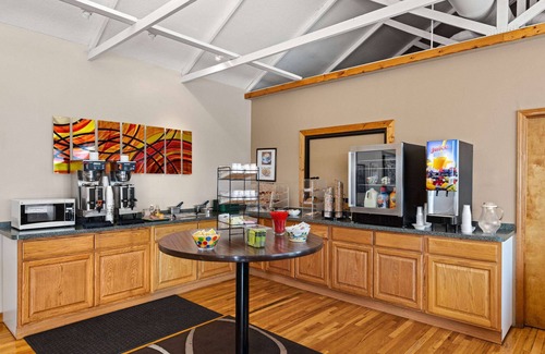 Branson Theater District Hotel | Super 8 by Wyndham Branson/Shepherd of the Hills Exwy