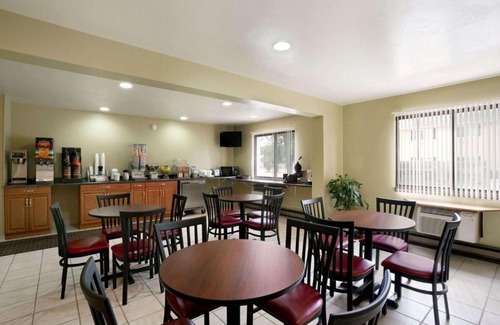 Eau Claire Hotel | Super 8 by Wyndham Eau Claire WI