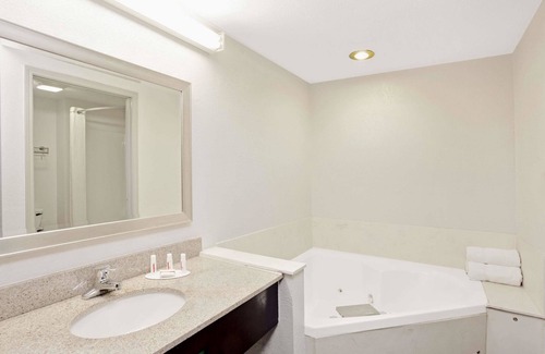 Gainesville Hotel | Super 8 by Wyndham Gainesville