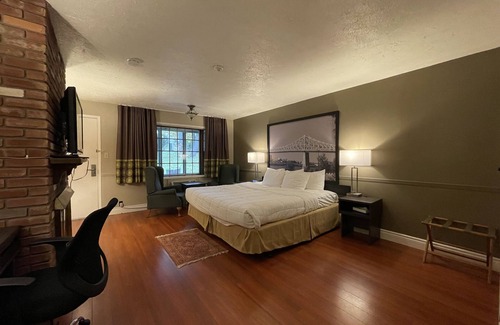 Gananoque Hotel | Super 8 by Wyndham Gananoque/Country Squire Resort