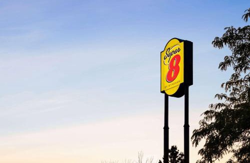 Village of Germantown Hotel | Super 8 by Wyndham Germantown/Milwaukee