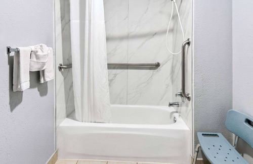 South Arlington Hotel | Super 8 by Wyndham Grand Prairie Southwest