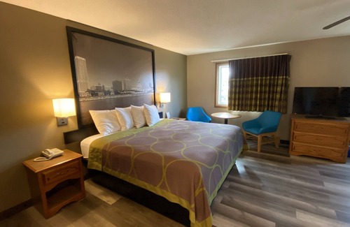 Ashwaubenon Hotel | Super 8 by Wyndham Green Bay Near Stadium