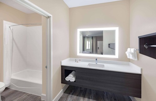 Barker Hotel | Super 8 by Wyndham Houston NW Beltway 8/West Rd