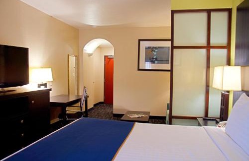 Irving Hotel | Super 8 by Wyndham Irving/DFW Apt/North