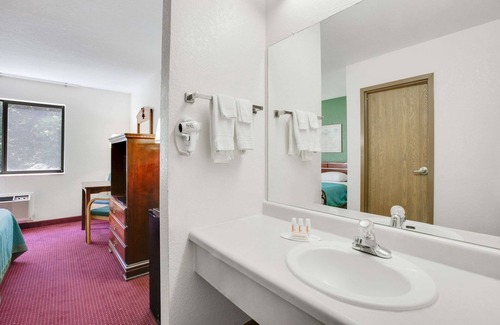 Kennett Hotel | Super 8 by Wyndham Kennett