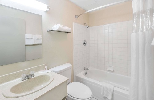 Knoxville Hotel | Super 8 by Wyndham Knoxville Downtown Area