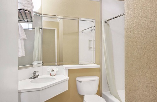 Downtown Los Angeles Hotel | Super 8 by Wyndham Los Angeles Downtown