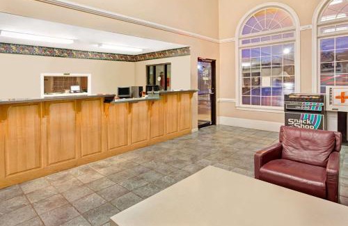 Marietta Hotel | Super 8 by Wyndham Marietta/West/Atl Area