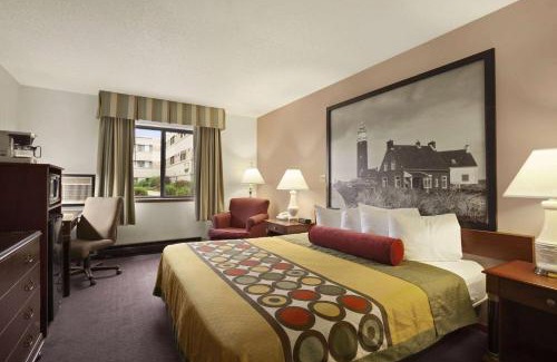 Milwaukee Hotel | Super 8 by Wyndham Milwaukee Airport
