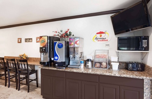 Canyon Country Hotel | Super 8 by Wyndham Santa Clarita/Valencia