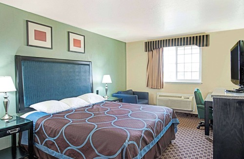 Parkway-South Sacramento Hotel | Super 8 by Wyndham Sacramento/Florin Rd