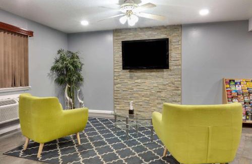 Downtown San Antonio Hotel | Super 8 by Wyndham San Antonio Pearl District Downtown