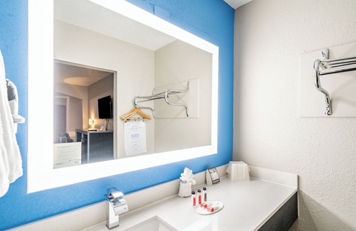 Pecan Valley Hotel | Super 8 by Wyndham San Antonio/Riverwalk Area