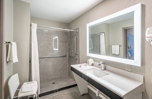 Pecan Valley Hotel | Super 8 by Wyndham San Antonio/Riverwalk Area