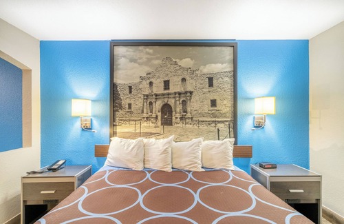 Pecan Valley Hotel | Super 8 by Wyndham San Antonio/Riverwalk Area