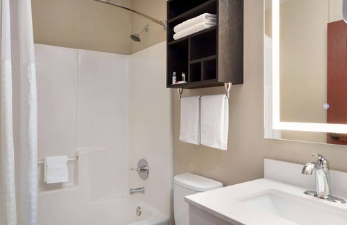 North San Antonio - SAT Hotel | Super 8 by Wyndham San Antonio Airport North