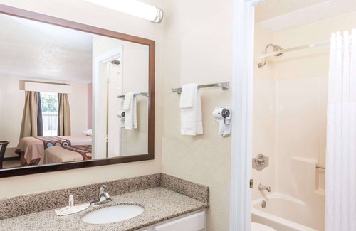 Statesboro Hotel | Super 8 by Wyndham Statesboro