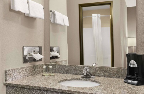 Strafford Hotel | Super 8 by Wyndham Strafford/Springfield Area