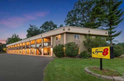 Traverse City Hotel | Super 8 by Wyndham Traverse City
