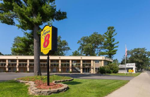 Traverse City Hotel | Super 8 by Wyndham Traverse City