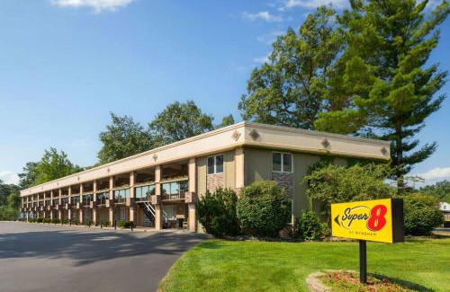 Traverse City Hotel | Super 8 by Wyndham Traverse City