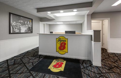 Traverse City Hotel | Super 8 by Wyndham Traverse City