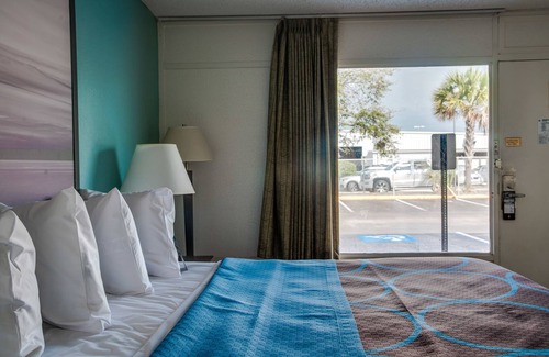 St. Petersburg - Clearwater Hotel | Super 8 by Wyndham St. Petersburg