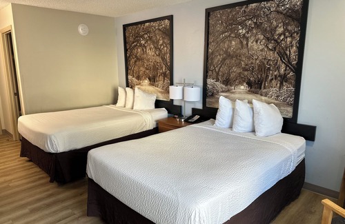 Valdosta Hotel | Super 8 by Wyndham Valdosta GA I-75