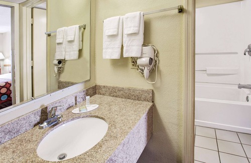 Walterboro - St. George Hotel | Super 8 by Wyndham Walterboro