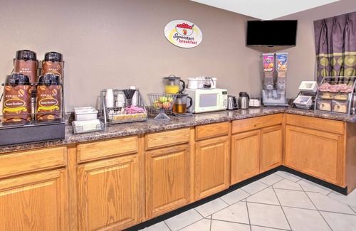 Wyoming Hotel | Super 8 by Wyndham Wyoming/Grand Rapids Area