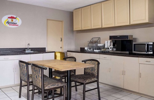 Youngstown Hotel | Super 8 by Wyndham Youngstown/Girard