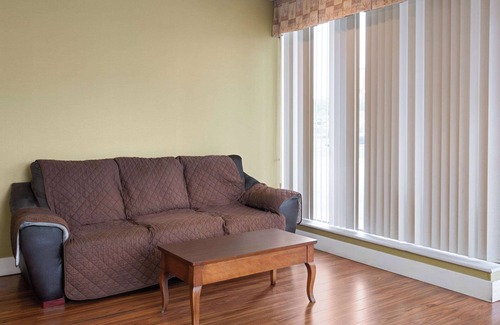 Youngstown Hotel | Super 8 by Wyndham Youngstown/Girard