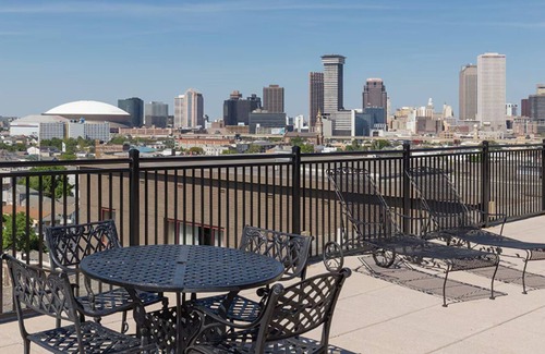 Faubourg Lafayette Apartment | Super Bowl Weekend in New Orleans! 1BR Suite w/Kitchen on Trolley Route!
