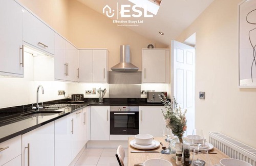 Shrewsbury House | Super Central - Quiet - 2 Bedroom Cottage
