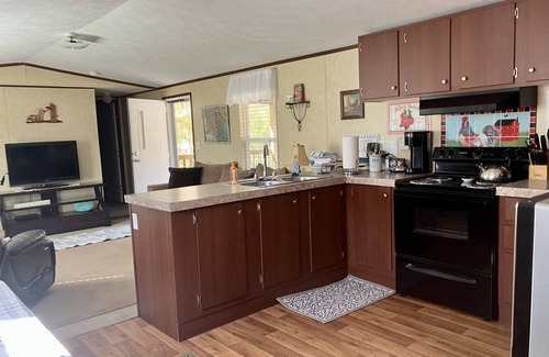 Newberry House | Super clean 7 mile from downtown Newberry safe quiet home Best Deal Around