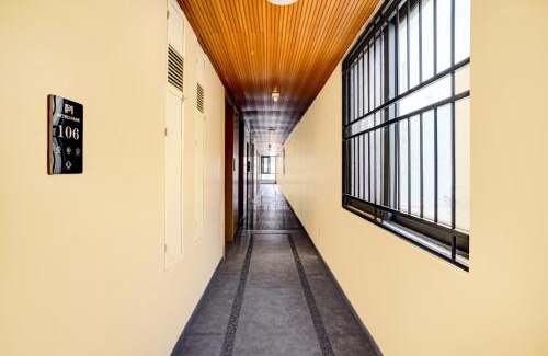 Kalasipalya Hotel | Super Collection O Metro Park Opposite Kalasipalya Bus stand