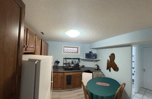 Turner Valley House | Super Comfy & Large Family Home w/Guest Kitchen, 2Bathrooms & up to 3Bedrooms.