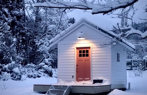 Fall City Cottage | Super cute teeny tiny home! Easy access to Redmond, Bellevue, & Snoqualmie Pass