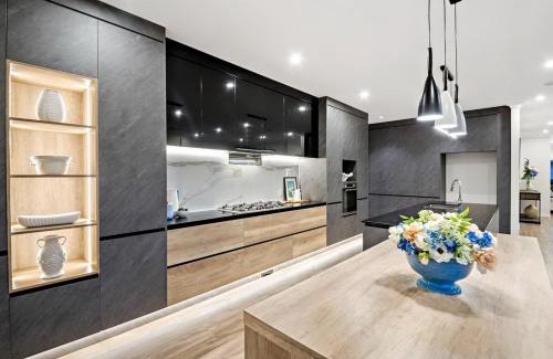 Auckland House | Super-Large House 7 ensuites