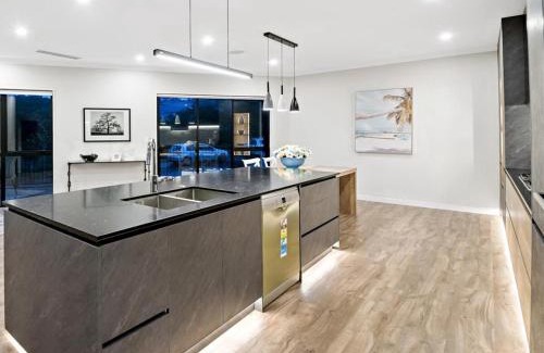Auckland House | Super-Large House 7 ensuites