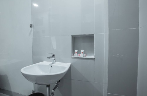 Tanjung Duren Utara Hotel | Super OYO 1487 Residence Khoe